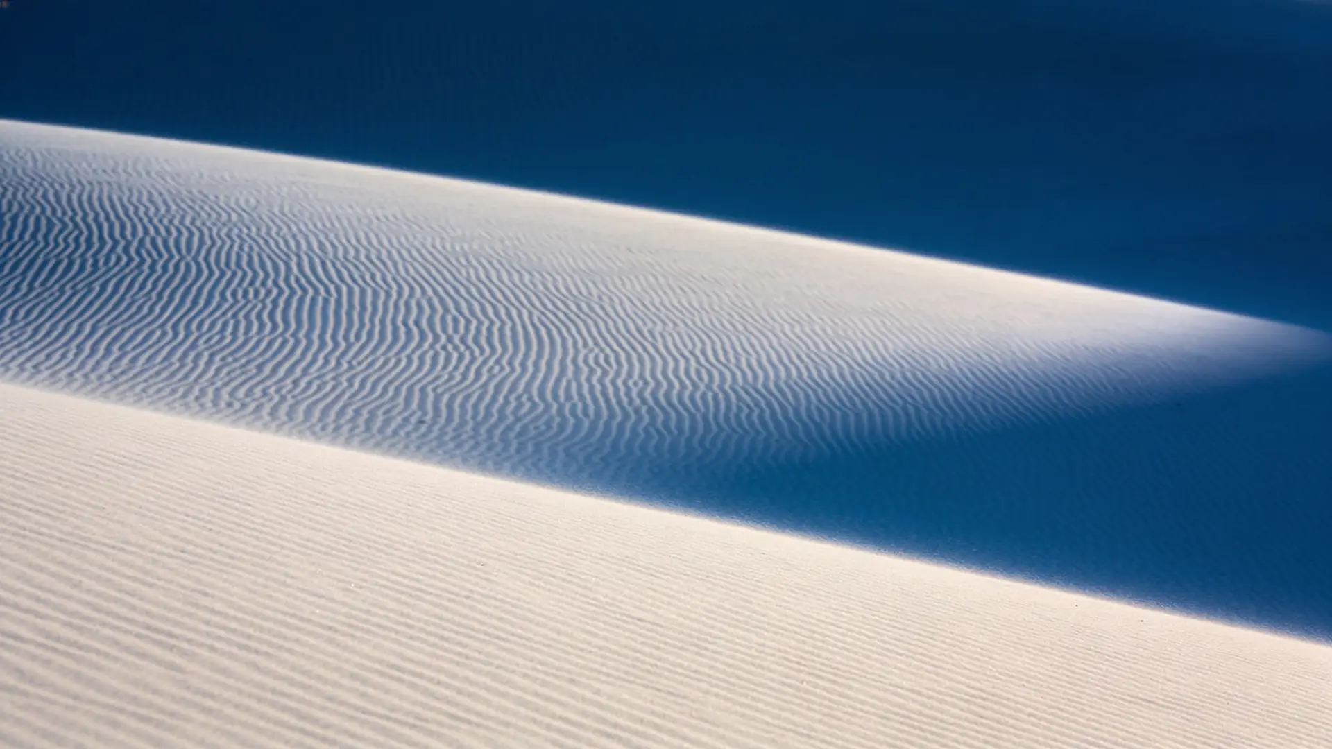 Fine ripples in a sand dune at blue hour — illustrative image for stretch-mark treatments
