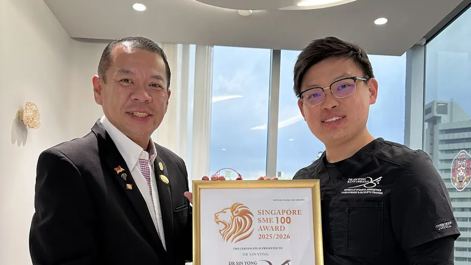 Dr Sin Yong receiving the Singapore SME 100 Award 2025/2026